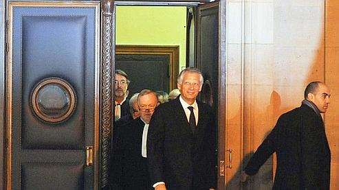 Dominique de Villepin souriant à la sortie de l'audience.