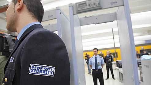 «Les détecteurs de métaux de l'aéroport Fiumicino sont éteints et les portes d'accès sans contrôle» entre 1 heure et 3 heures du matin, selon un journaliste de L'Espresso. Crédits photo: AP