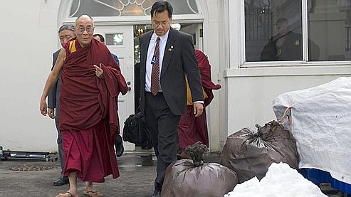 Le dalai-lama quitte la Maison-Blanche. A Washington, les récentes tempêtes de neige ont provoqué des retards dans le ramassage des poubelles.