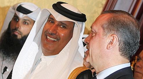 Le premier ministre et ministre des Affaires étrangères qatari Sheikh Hamad bin Jassem bin Jabr al-Thani et son homologue turc Recep Tayyip Erdogan, à Doha le 13 février dernier.
