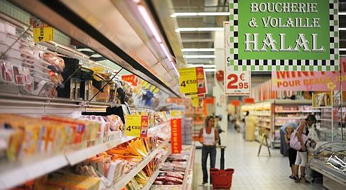 Rayon de boucherie halal dans une grande surface de Illzach, dans l'est de la France.