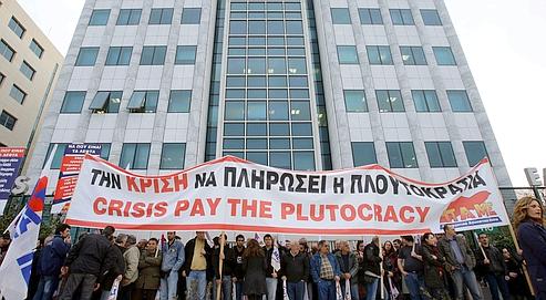 Des manifestants ont bloqué, mardi,les accès à la Bourse d'Athènes.
