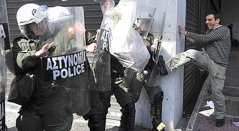 Mercredi à Athènes, les forces de l'ordre ont dû charger certains groupes de manifestants en marge de la manifestation contre le plan d'austérité du gouvernement.