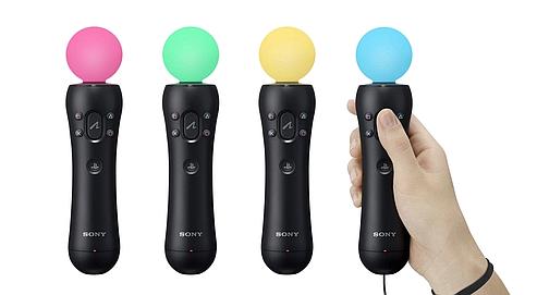Cette manette de jeu vidéo à détection de mouvement est surmontée d'une sphère blanche qui change de couleur selon les phases de jeu.