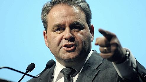 Le secrétaire général de l'UMP, Xavier Bertrand s'exprime le 15 mars à Lyon, lors d'un meeting dans le cadre du second tour de la campagne pour les élections régionales.