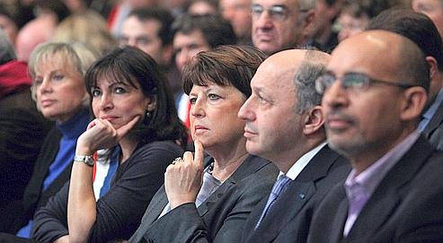 Elisabeth Guigou, Anne Hidalgo, Martine Aubry, Laurent Fabius et Harlem Désir assistent au conseil national du PS le 27 mars dernier à La Mutualité à Paris.