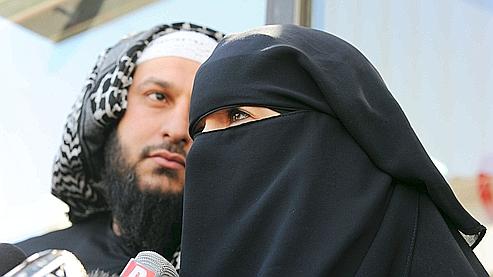 Vendredi, la conductrice a donné une conférence de presse, où elle affirmait éprouver un «sentiment d'injustice» après avoir reçu une amende de 22 euros pour avoir conduit avec un niqab.