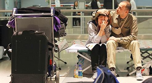 Deux Français à l'aéroport international John-F.-Kennedy, le 20 avril dernier. Bloqués depuis le 17 avril, ils n'ont pas assez d'argent pour aller à l'hôtel.