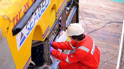 Un technicien examine, le 25 mars dernier, un sous-marin qui participe aux recherches des boîtes noires.