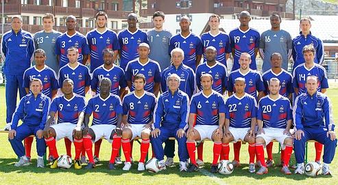 Les joueurs et le staff technique ont posé, hier, à Tignes, pour la photo officielle des Bleus à la Coupe du monde.