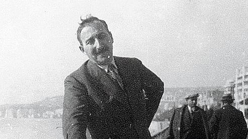 L'écrivain autichien sur la Côte d'Azur. Polyglotte accompli, il traduisit notamment des oeuvres de Baudelaire, Verlaine et Rimbaud lors de son séjour sur la Riviera au début des années 30.