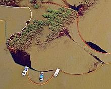 Du pétrole capturé par des barrages flottants à Redfish bay, en Louisiane.