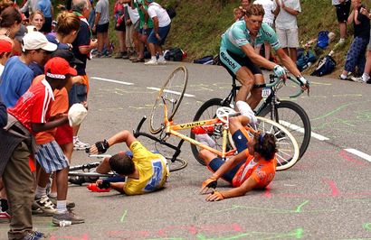 En 2003, Lance Armstrong chute devant Jan Ullrich dans l'étape de Luz Ardiden. Cela n'empêchera pas l'Américain de l'emporter !