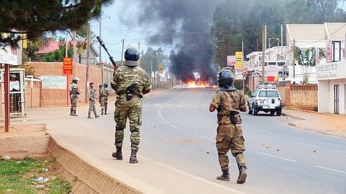 En fin d'après-midi, de brèves échauffourées ont éclaté près de l'aéroport entre les forces de l'ordre et des manifestants antigouvernementaux, qui tentaient d'ériger des barricades pour prévenir toute intervention de l'armée dans le camp des officiers rebelles.