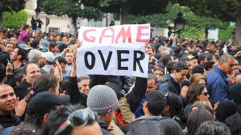 Des manifestants réclament le départ du président Ben Ali vendredi, à Tunis.