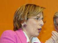 Marie-Noël Lienemann, ancienne ministre : «Si Dominique Strauss-Kahn se présente aux primaires, il faudra qu'il y ait un vrai candidat de gauche en face de lui. (...) Je ne suis pas sûre qu'il soit le plus à même de rassembler la gauche (16 février 2011)»