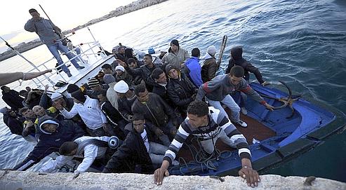 C'est signe que l'exode, interrompu depuis quinze jours à partir de la Tunisie, a repris à large échelle, en provenance de Libye cette fois.