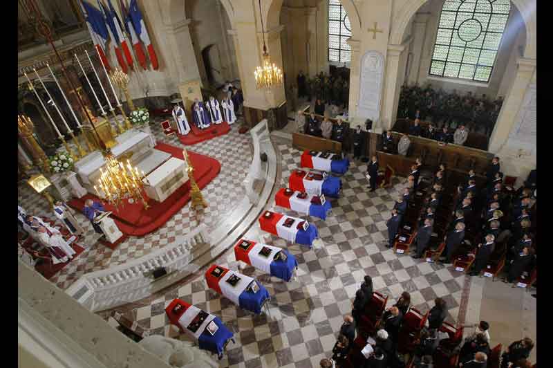 <b>L’émotion</b>. Un hommage solennel et appuyé. La cérémonie en l'honneur des sept soldats français morts en Afghanistan la semaine dernière s’est déroulée dans une ambiance lourde et pluvieuse, mardi matin, aux Invalides, à Paris. Le chef de l’État et le premier ministre mais aussi d'une large partie de la classe politique se sont recueillis en l’église Saint-Louis des Invalides, à côté des familles et des proches des victimes et de leurs frères d’armes. Nicolas Sarkozy a déclaré, dans son discours prononcé sous une pluie battante «Vous n'êtes pas morts pour rien. Car vous vous êtes sacrifiés pour une grande cause. Vous avez défendu les plus belles valeurs de notre pays». 