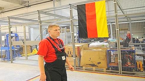 Un ouvrier allemand dans une usine appartenant à EADS.