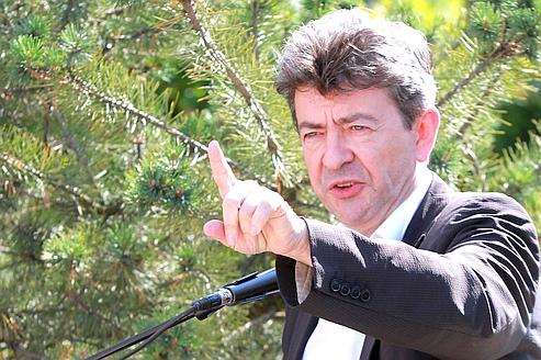 «Les rallonges accordées représentent une nouvelle montagne de dette publique pour les États de la zone euro», déplore Jean-Luc Mélenchon.