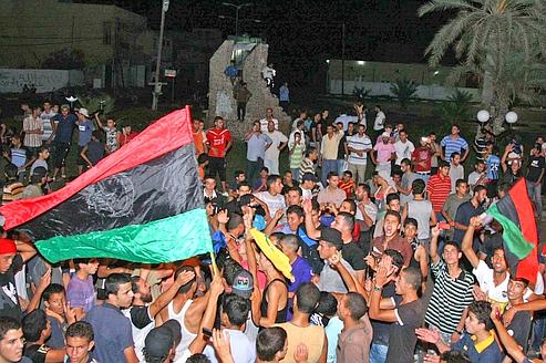 A Tajoura, dans la banlieue de Tripoli, les Libyens célèbrent l'arrivée des insurgés.