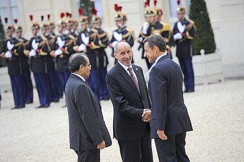 Nicolas Sarkozy serre la main de Moustafa Abdel Jalil, le chef des rebelles libyens, et de Mahmoud Jibril, le numéro deux du CNT.