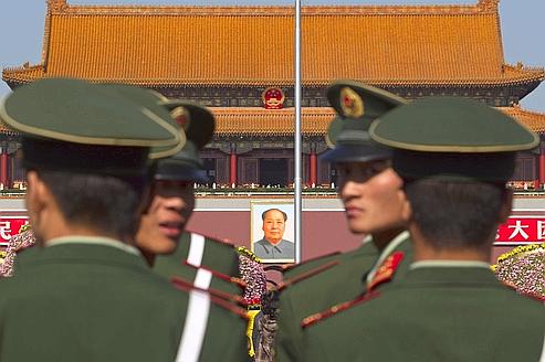 Relèvede la gardesur la place Tiananmen,à Pékin, devant un portraitde Mao. Depuis l'éclosiondu printemps arabe,la tendance était plutôtà l'étouffement de toute voix dissonante en Chine.