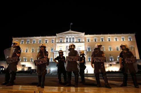 La police grèce devant le Parlement grec.