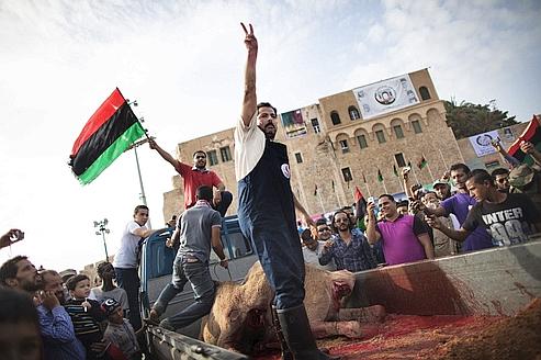 Un Libyen célèbre à Tripoli la libération du pays.
