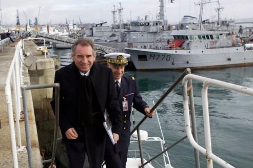 François Bayrou, lundi à Brest, lors de sa visite de la base de la Marine nationale à l'Île-Longue.