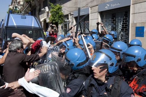 Des heurts ont éclaté vendredi à Naples devant un bureau de l'agence de perception de l'impôt Equitalia.