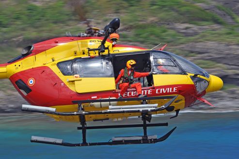 L'hélicoptère Eurocopter EC-145 de la sécurité civile française en Guadeloupe. Photo Anthony Pecchi.