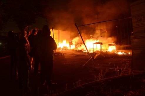 Jeudi soir, durant l'incendie d'un camp de Roms provoqué par des riverains de la cité des Créneaux, à Marseille.