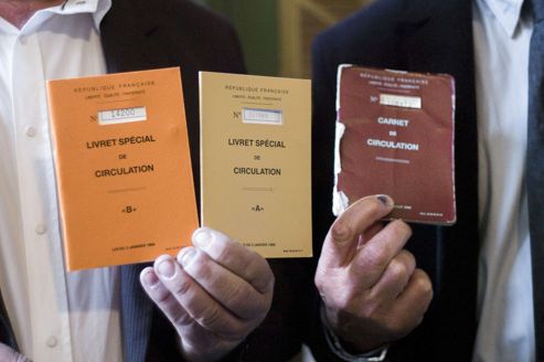 Dans ce carnet doit appraître la couleur du teint et la corpulence, aux côtés de la taille, de la couleur des yeux et des signes particuliers.