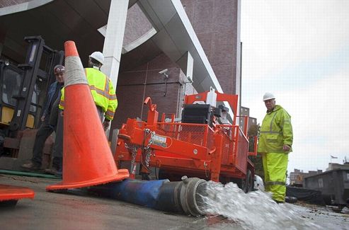 L'eau est pompée du bâtiment de Con Edison à Manhattan