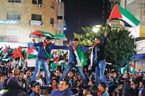 Scène de liesse, dans la nuit à Ramallah, après le vote historique à l'ONU.