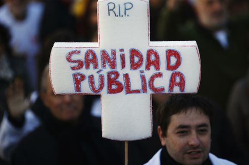 Plusieurs milliers de médecins et infirmières en uniforme ont défilé, dimanche, dans les rues de Madrid.