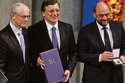 Le président du Conseil européen Herman Van Rompuy, le président de la Commission européenne José Manuel Barroso et le président du Parlement européen Martin Schulz, lundi à Oslo pour la remise du prix Nobel de la paix. AFP PHOTO / SCANPIX NORWAY/ HEIKO JUNGE / NORWAY OUT