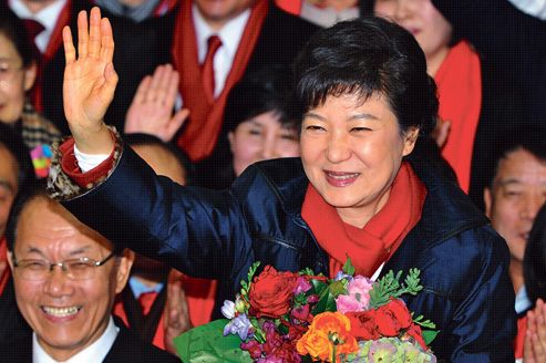 Park Geun-hye fête sa victoire parmi ses partisans, mercredi à Séoul.