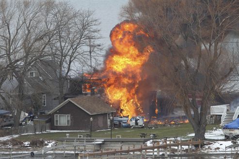 Le tireur pyromane a mis le feut à sa maison avant d'appeler les pompiers.