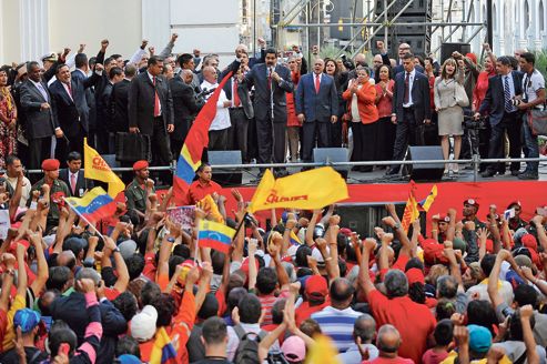 Nicolas Maduro, vice-président (au centre au micro), Diosdado Cabello, président du Parlement (à sa droite sur la photo), et de nombreux chavistes ont affirmé leur unité, samedi à Caracas.