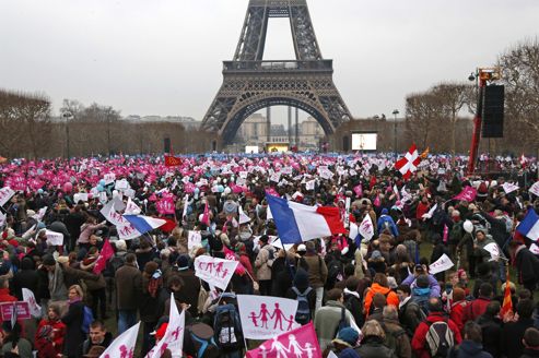 Des centaines de milliers de manifestants ont convergé au pied de la tour Eiffel, lieu de rassemblement des cortèges dimanche contre le mariage homosexuel.