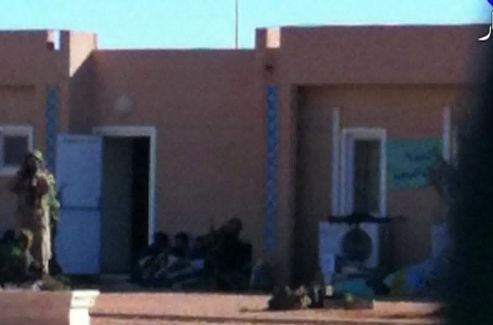 Une photo diffusée sur une télé privée algérienne. L'homme à gauche serait un ravisseur. La photo aurait été prise par un otage à l'aide de son téléphone portable.