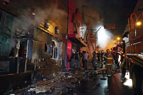La façade du Kiss, ravagée par les flammes