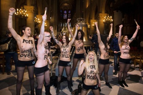 Les Femen manifestent dans Notre-Dame mardi 12 janvier.
