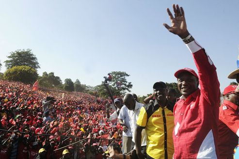 Uhuru Kenyatta, l'un des favoris du scrutin, et son colistier William Ruto (au second plan) sont accusés d'être à l'origine des violences de 2007.