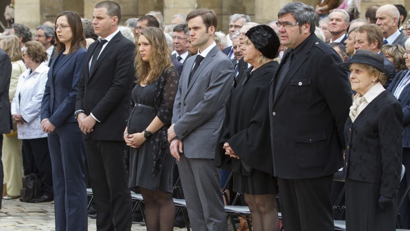 Gilberte Mauroy (à droite), la veuve de l'ancien premier ministre, est entourée de sa famille. À côté d'elle, son fils.