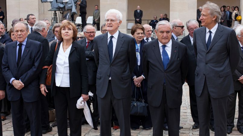 De nombreuses personnalités, de gauche comme de droite, étaient aux Invalides mardi. Ici les anciens premiers ministres Michel Rocard, Édith Cresson, Lionel Jospin, Jean-Pierre Raffarin et Dominique de Villepin. Parmi ces anciens premiers ministres manquaient à l'appel Alain Juppé, Édouard Balladur et François Fillon.