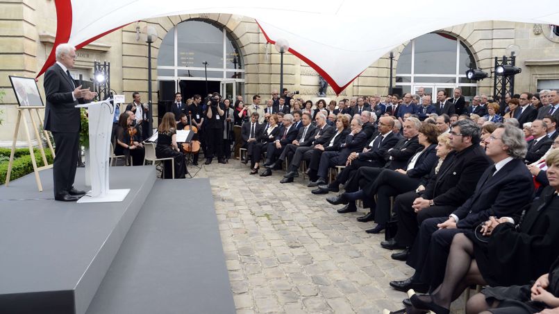 Dans la cour Pierre Bérégovoy, au siège du PS, rue de Solférino, quelque 200 invités se sont rassemblés, peu après l'hommage national rendu par François Hollande aux Invalides. Ici, Lionel Jospin a notamment salué la période «cruciale» que fut la décennie 1971-1981, lors de laquelle Pierre Mauroy fut «le second indispensable» de François Mitterrand.