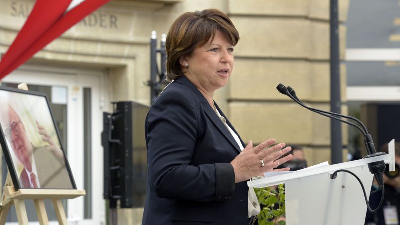 Pierre Mauroy «gardait la force des convictions (...) et en même temps (savait) mener une politique réaliste», a déclaré, émue, Martine Aubry, qui lui a succédé dans son fief de Lille.